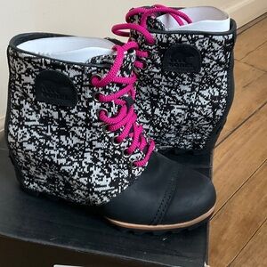 Sorel Women's Black and White Boots with Pink Laces